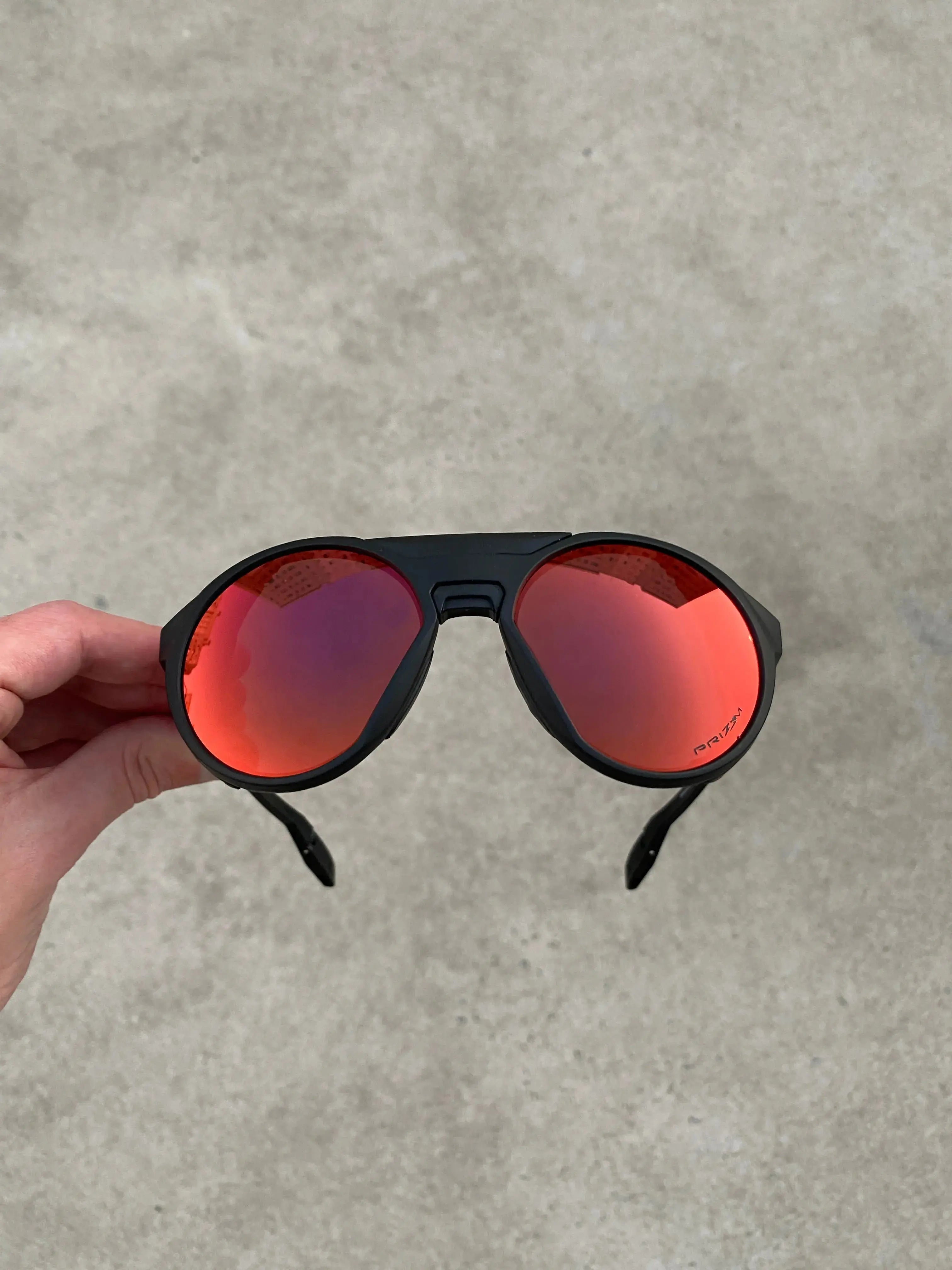Clifden Carbon Dark Ruby + Brinde Surpresa (2x1)