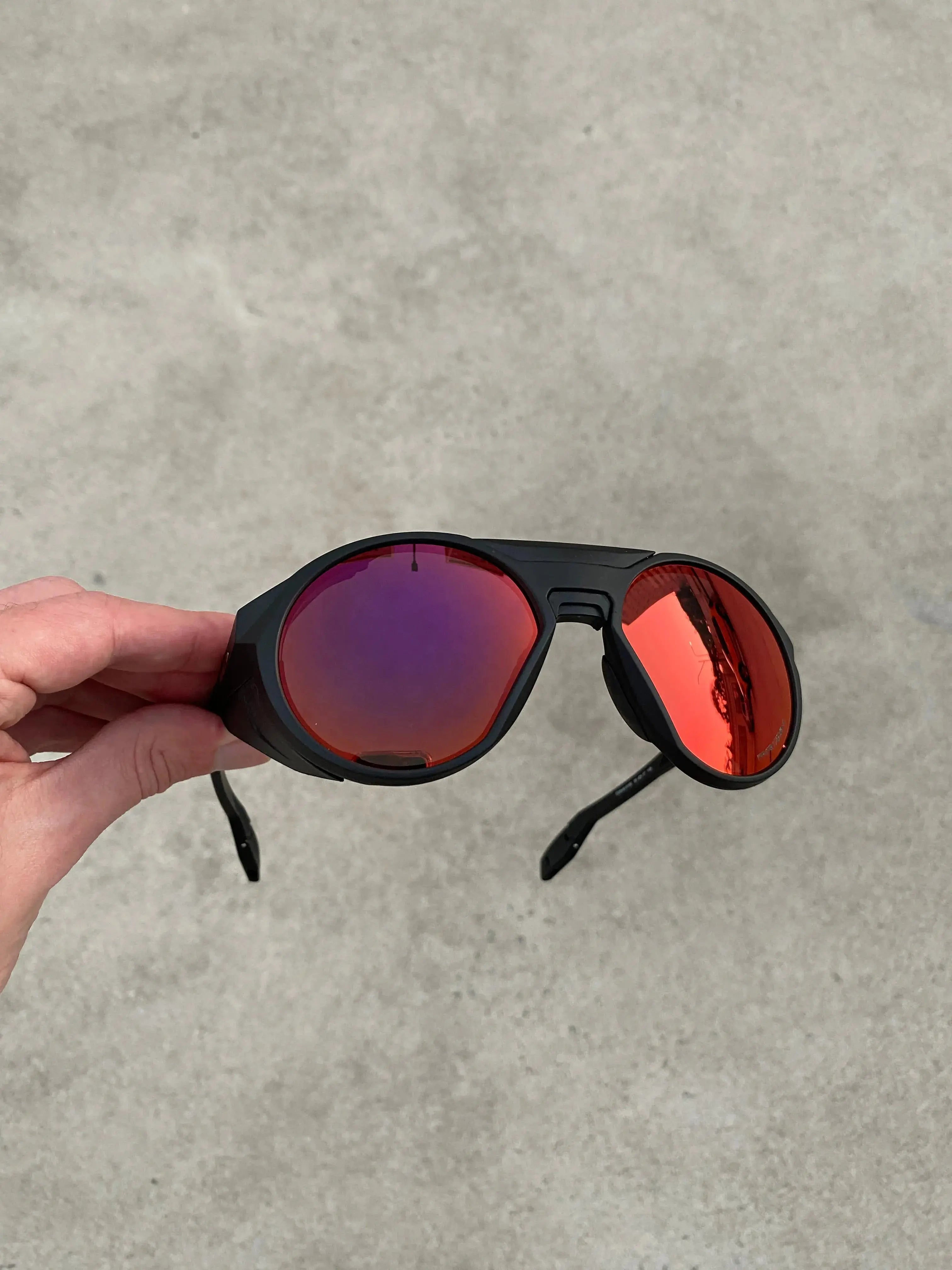 Clifden Carbon Dark Ruby + Brinde Surpresa (2x1)