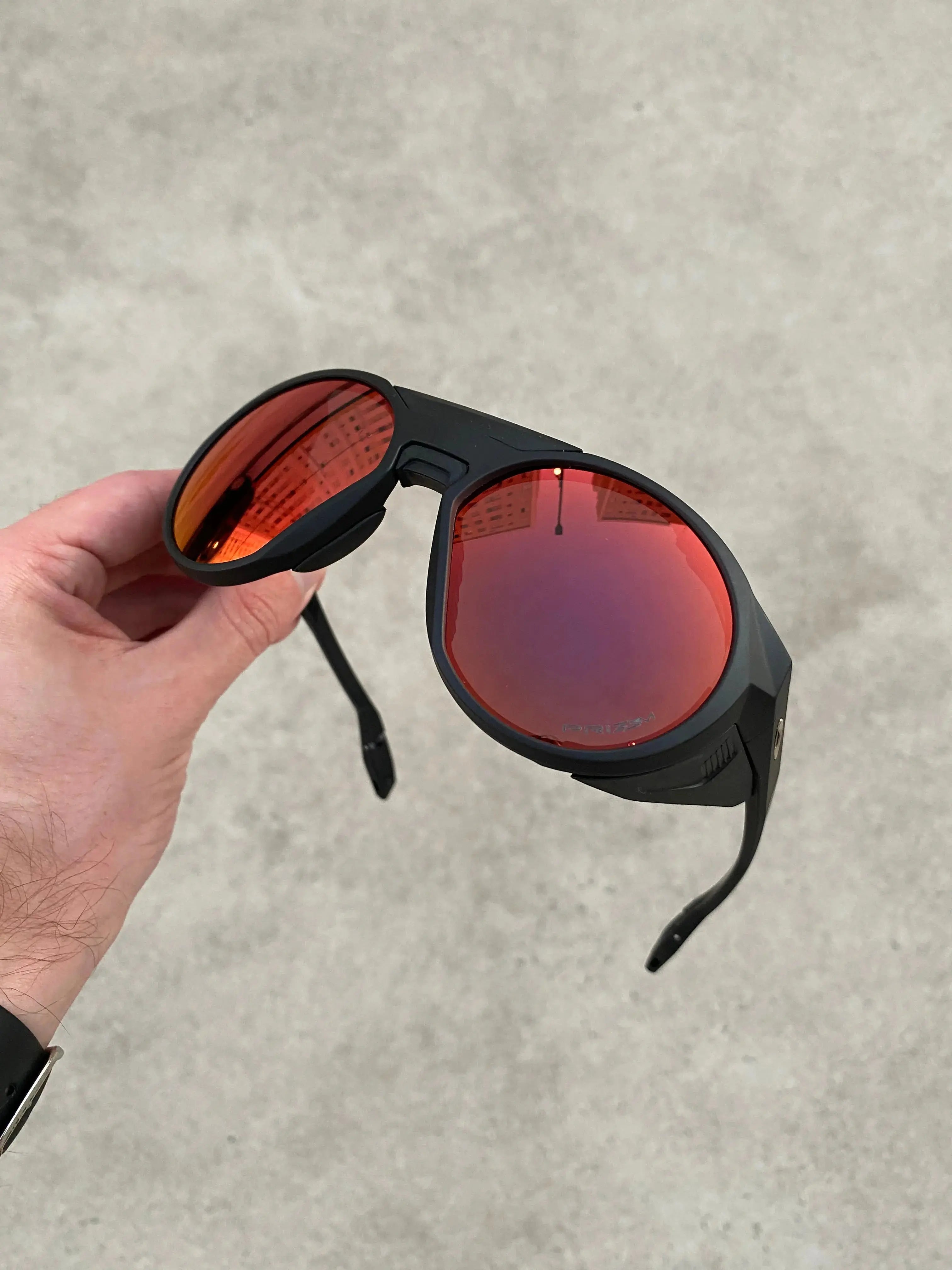 Clifden Carbon Dark Ruby + Brinde Surpresa (2x1)