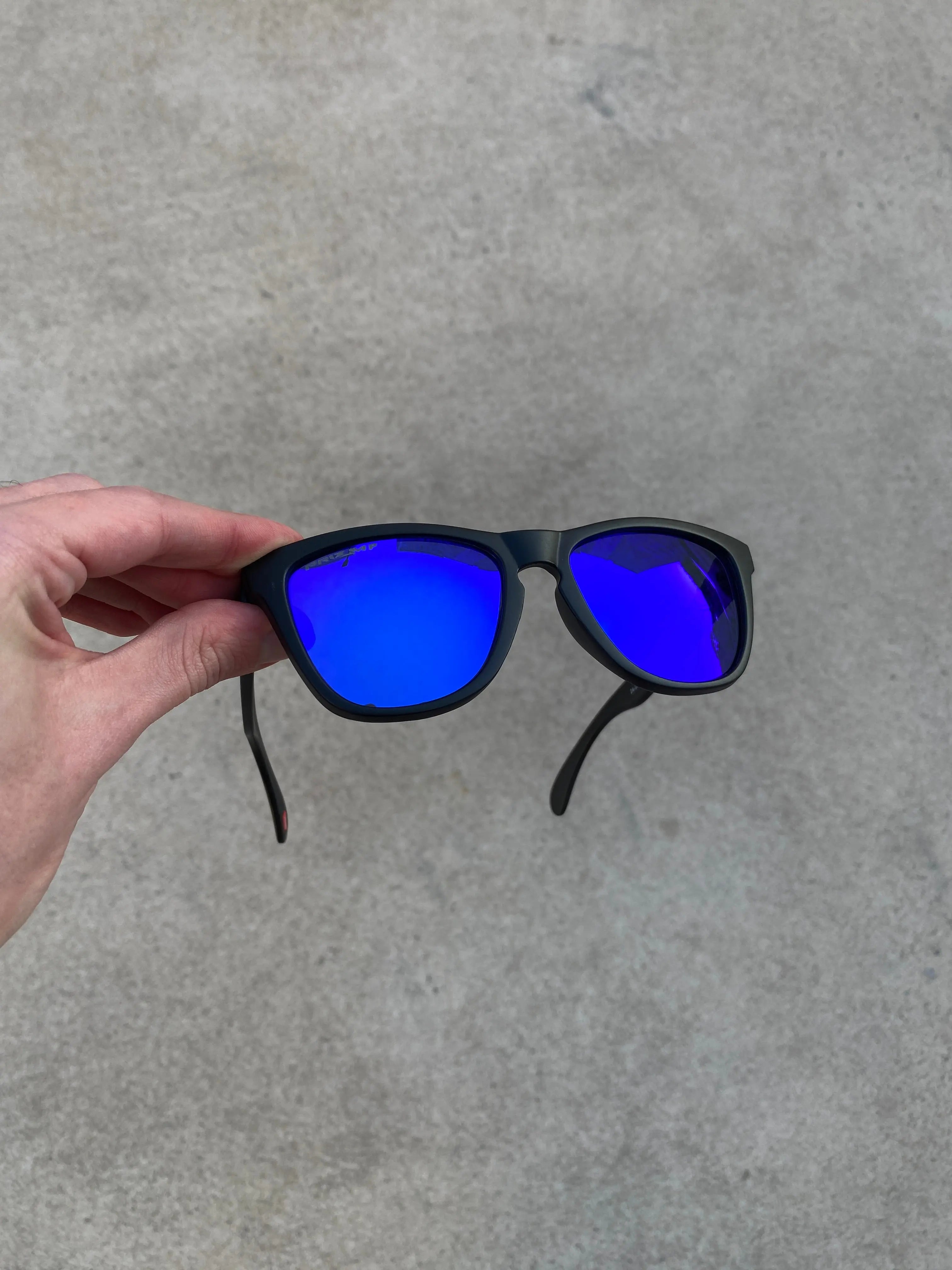 Frogskin Preta Neon Blue + Brinde Surpresa