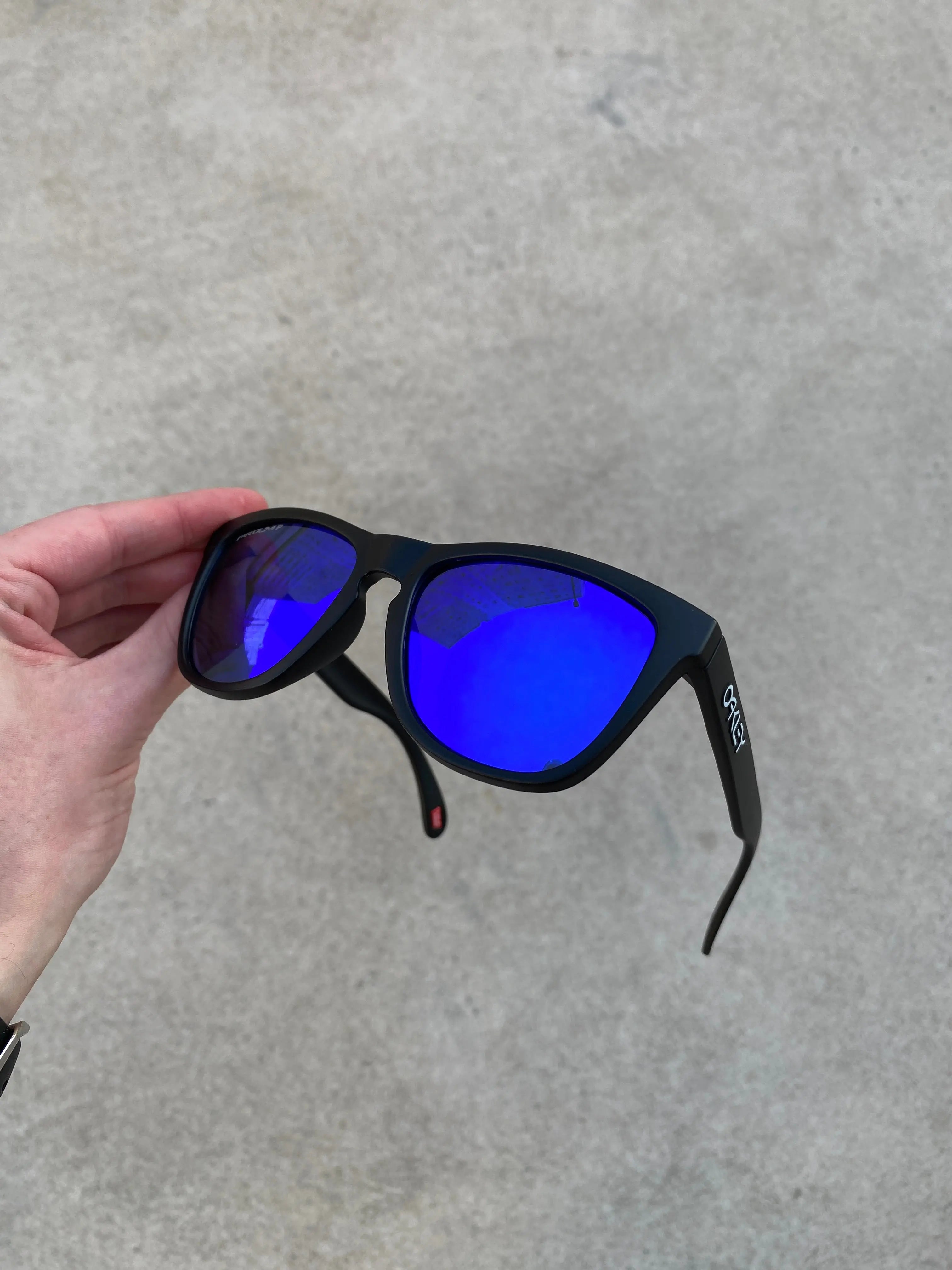 Frogskin Preta Neon Blue + Brinde Surpresa
