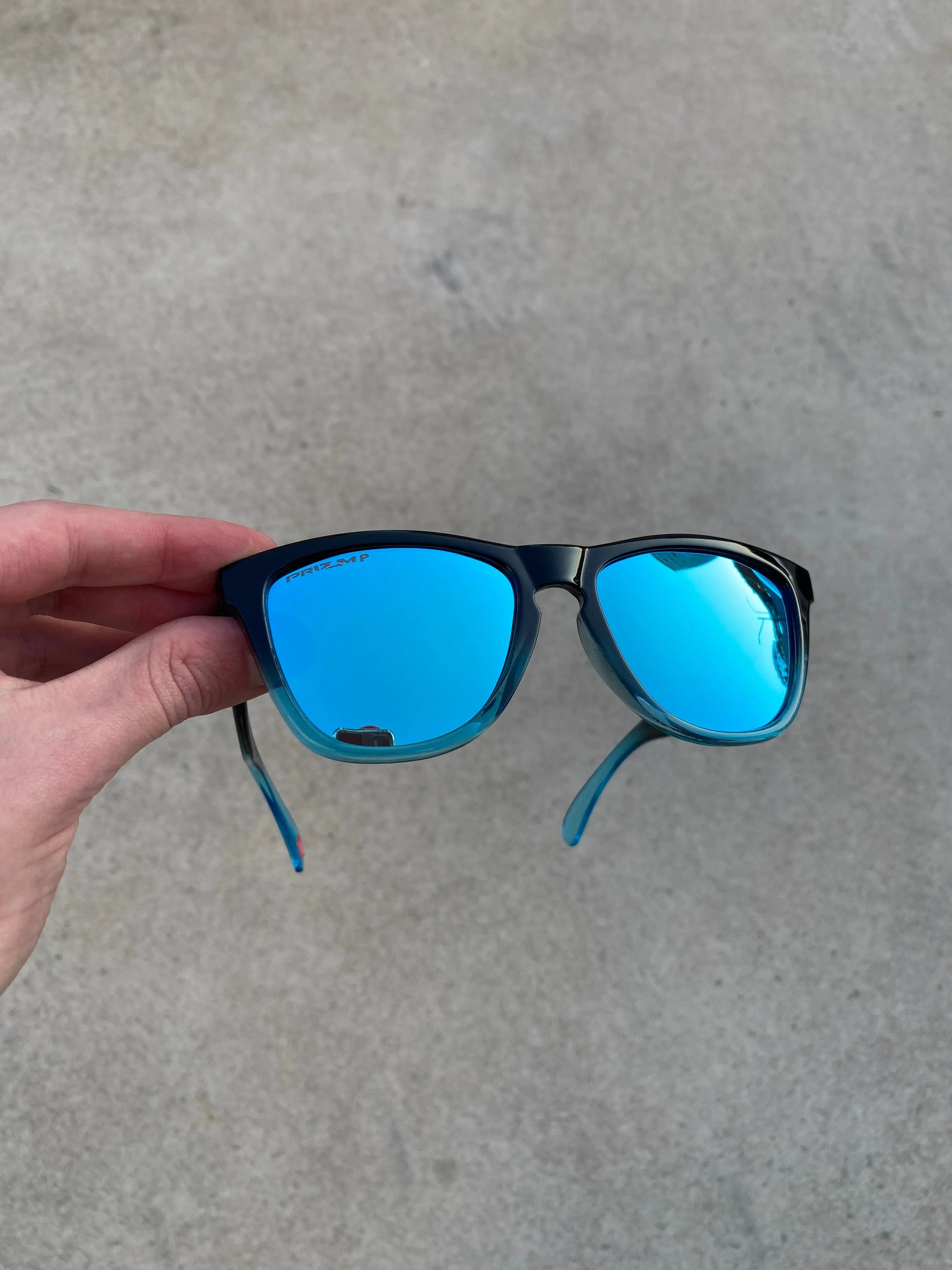 Frogskin Black Blue Ice + Brinde Surpresa