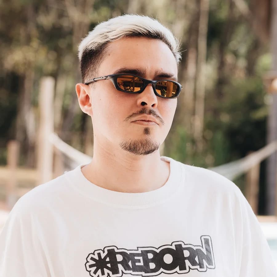 Mag Four no rosto