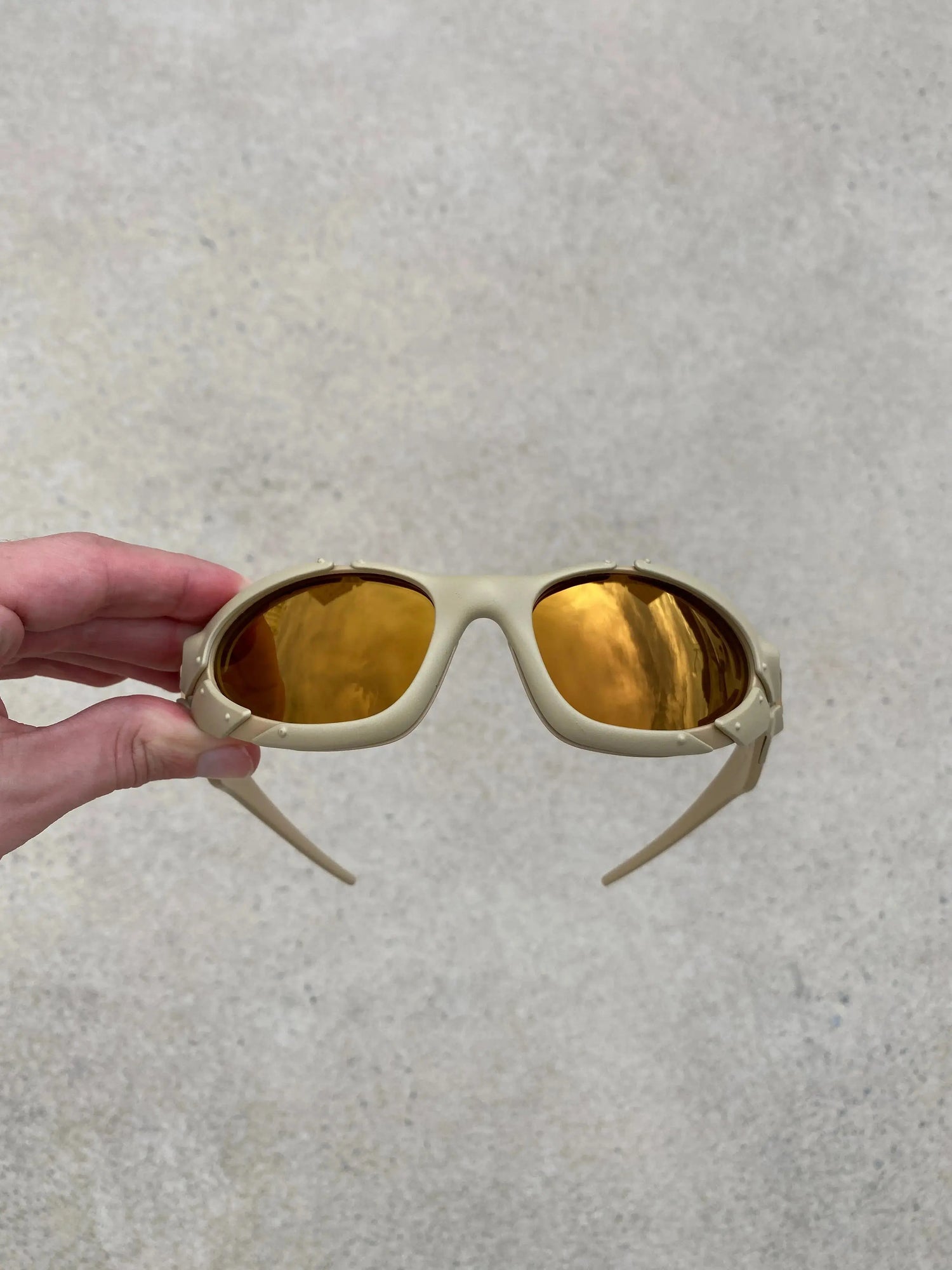 Óculos de Sol Plate Matte Bone Gold Café (2X1)